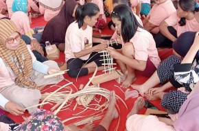 Diajari Mak Ganjar Bikin Besek Ikan, Ibu-ibu di Banyuwangi Doakan Ganjar Pranowo Jadi Presiden!