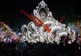 Ribuan Warga Sumenep Tumpah Ruah Nikmati Parade Musik Tong-Tong, Bupati Fauzi: Ini Kebanggaan, Harus Dilestarikan!