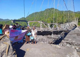 Turun ke Lumajang, Mak Ganjar Jatim Bantu Warga Terdampak Lahar Dingin Semeru