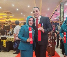 Berhasil Turunkan Stunting-Kemiskinan, Wali Kota Eri dan Ketua TP PKK Surabaya Raih Penghargaan Tertinggi dari BKKBN