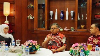 Khofifah Tetap Bersama Emil atau Berpaling ke Eri Cahyadi di Pilgub Jatim 2024? Nih Simak Hasil Survei SSC!