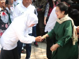 Megawati Tegaskan Tak Pernah Campuri Langkah Politik Khofifah: Ya Karepmu! Mau ke Sana Boleh, Mau ke Sini Ya Boleh!