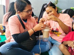 Tekan Sampah Rumah Tangga, Mak Ganjar Latih Warga Batu Manfaatkan Limbah Botol Kaca jadi Vas Bunga