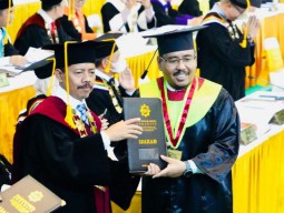Diwisuda Jadi Doktor Politik Islam, Ketua Gerindra Jatim Anwar Sadad Dapat Pembelajaran dari Para Guru Besar!