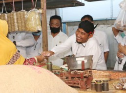 Angkat UMKM Sumenep, Bupati Fauzi Minta Pabrik Tembakau Pakai Tikar Lontar Produksi Lokal