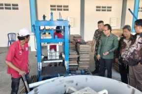 Tinjau Pabrik Paving Padat Karya, DPRD Surabaya Sebut Masih Banyak Ruang yang Perlu Disentuh