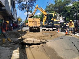 Aspal di Jalan Pasar Kembang Surabaya Mendadak Meletus, PDAM: Warga Tak Perlu Khawatir, Ada Rehabilitasi Pipa!