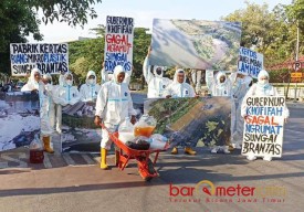 Nilai Pemprov Jatim Tak Serius Atasi Pencemaran Brantas, Ecoton Bawa 10 Galon Air Limbah untuk Khofifah!