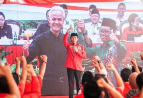 Gemuruh Nobar di Kantor PDIP Surabaya Sambut Mahfud MD Cawapres Pendamping Ganjar: Gambaran Padang!