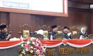 Cakep! Anwar Sadad Lempar Pantun yang Bikin Khofifah Tersipu: Ayo, Mau Ganjar atau Prabowo?