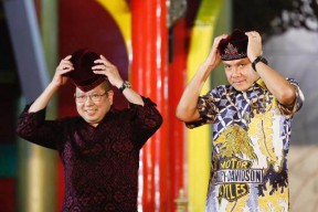 Diberi Songkok, Ganjar Sah sebagai Anggota Keluarga Muslim Tionghoa di Surabaya