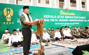 Kunjungi Banyuwangi, KSAD Dudung Motivasi Ribuan Santri