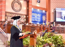 Khofifah Orasi Entas Kemiskinan saat Diganjar Gelar Doktor HC, BPS Catat Orang Miskin di Jatim Masih 4,1 Juta!