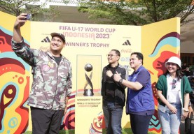 Warga Sambut Meriah Trofi Piala Dunia U-17, Ketum PSSI Puji Eri Cahyadi: Surabaya yang Terbaik!