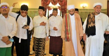 Didampingi Gus Sadad, Sekjen Gerindra Muzani Bersama Gibran Hadiri Haul Habib Ali Solo