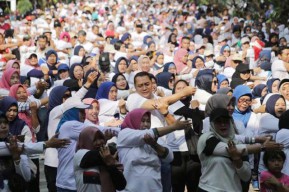 Seru! Senam Bareng Ribuan Guru di Kebun Raya Mangrove, Eri Cahyadi Hadiahi Motor dan Sepeda