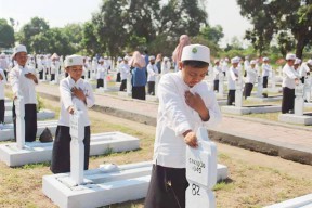Kenang dan Doakan Pahlawan, Ratusan Pelajar TK dan SD Tabur Bunga di TMP Pare Kediri