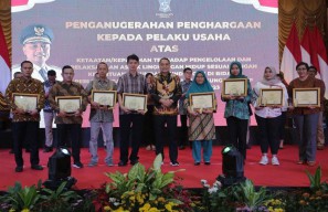 Beri Penghargaan 16 Pelaku Usaha Peduli Lingkungan, Eri Cahyadi: Lingkungan Tak Dijaga, Hancur Surabaya!