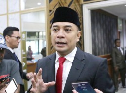 Digugat Nenek Penjual Rujak Cingur, Wali Kota Surabaya Eri Cahyadi Angkat Bicara!