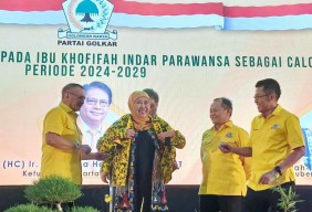 Khofifah Sudah Pakai Jaket Golkar, Airlangga Target 17 Kursi DPR RI dari Jatim!