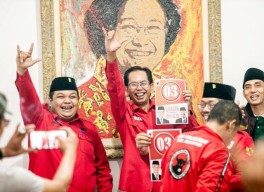 Nobar Debat Capres di Kampung, PDIP Surabaya Promosikan KTP Sakti Ganjar Pranowo