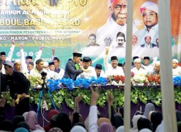 Gus Sadad Ajak Pilih Pemimpin Amanah yang Jumlahnya Kian Sedikit, Jamaah Haul Serentak Acungkan 2 Jari!