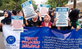 Tatap Paslon 02 Menangi Pilpres, Ribuan Mahasiswa di Surabaya Tuntut Prabowo Berjanji!