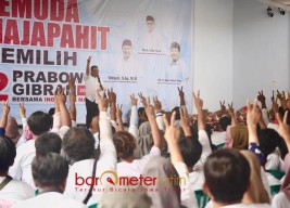 Ribuan Pemuda Majapahit Ayunkan 2 Jari Dukung Prabowo-Gibran, Gus Sadad: Anak Muda Apatis Politik? Sorry Ye!