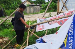 Baliho Caleg Eks Wabup Blitar Rahmat Santoso Ambruk Timpa Pengendara Motor, Korban sampai Masuk RS!