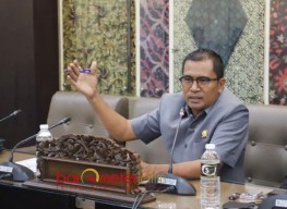 DPRD Jatim Sindir Mahalnya 738 Penghargaan Khofifah: 5 Tahun Habiskan APBD Ratusan Triliun!