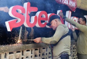 Tindak Tegas! Satpol PP Surabaya Bongkar Reklame Tak Berizin dan Tak Bayar Pajak