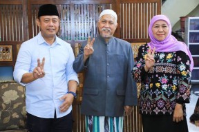 Salam 2 Jari Bareng Khofifah, Pengasuh Ponpes Sidogiri Doakan Prabowo-Gibran Menang Sekali Putaran!