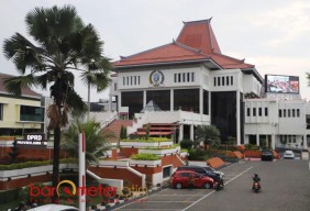 59 Muka Lama Kembali ke DPRD Jatim, 61 Kursi Direbut Wajah Baru!