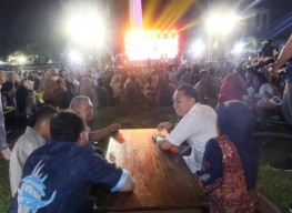 Eri Cahyadi dan Keluarga Asyik Nikmati Night at The Museum, Tak Canggung Lesehan Bareng Pengunjung