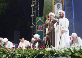 Surabaya Bershalawat di Tugu Pahlawan, Habib Syech Ajak Jamaah Doakan Eri Cahyadi!