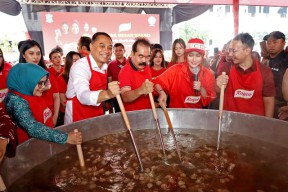 Eri Cahyadi Bareng Inul Daratista Masak Besar 1.500 Porsi Bakso untuk Warga Surabaya, Edan Pokoke!