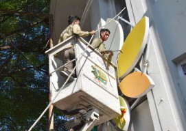 Tegakkan Perda, Satpol PP Surabaya Bongkar 20 Reklame Tak Berizin!