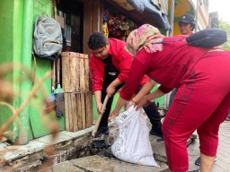 Songsong Bulan Kemerdekaan RI, PDIP Surabaya Resik-Resik Kampung