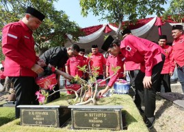 Peringati Kudatuli, PDIP Surabaya Ziarahi Makam Sutjipto dan Tokoh PDI Promeg