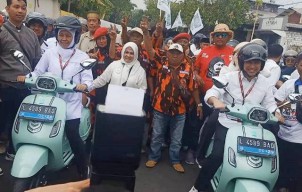 Khofifah-Emil Daftar ke KPU Jatim Naik Motor Listrik Berpelat Nomor Sama, Tabrak Aturan?