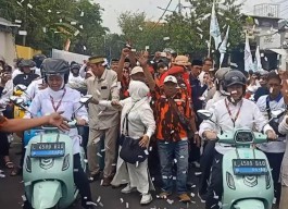 Daftar ke KPU Jatim Naik Motor Listrik, Khofifah-Emil Komitmen Jaga Green Energy