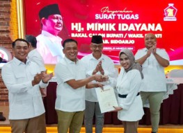 Gerindra Jatim Serahkan 5 Rekom, Mimik Idayana Diminta Cari Pasangan di Pilbup Sidoarjo