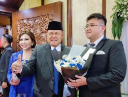 Agung Mulyono 3 Kali Melenggang ke DPRD Jatim, Sang Anak Beri Buket Bunga Tanda Bangga!