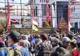 VIDEO: Demo Kawal Putusan MK Ricuh, Kasatlantas Polrestabes Surabaya Ketimpuk Batu!