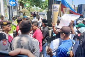 Baru 3 Hari Menjabat, Pjs Bupati Tuban Didemo Terkait Netralitas ASN di Pilkada!