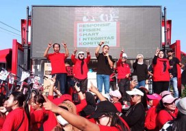 Senam Bareng Ribuan Emak-emak, Eri Cahyadi Ajak ke TPS Coblos Risma-Gus Hans!