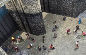 Meriah! Pengeringan Dam di Banyuwangi Jelang Musim Tanam Jadi Ajang Berburu Ikan