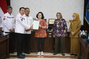 Beri Kepastian Hukum Pemegang Surat Ijo, Pemkot Surabaya Serahkan 39 Sertifikat HGB di Atas HPL