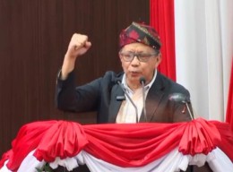 VIDEO: Rocky Gerung Kuliti DPRD Jatim di Rapat Paripurna Istimewa