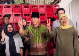 Dampingi Khofifah Kampanye, Ipin Bela-belain Pakai Baju Seragam Muslimat NU!